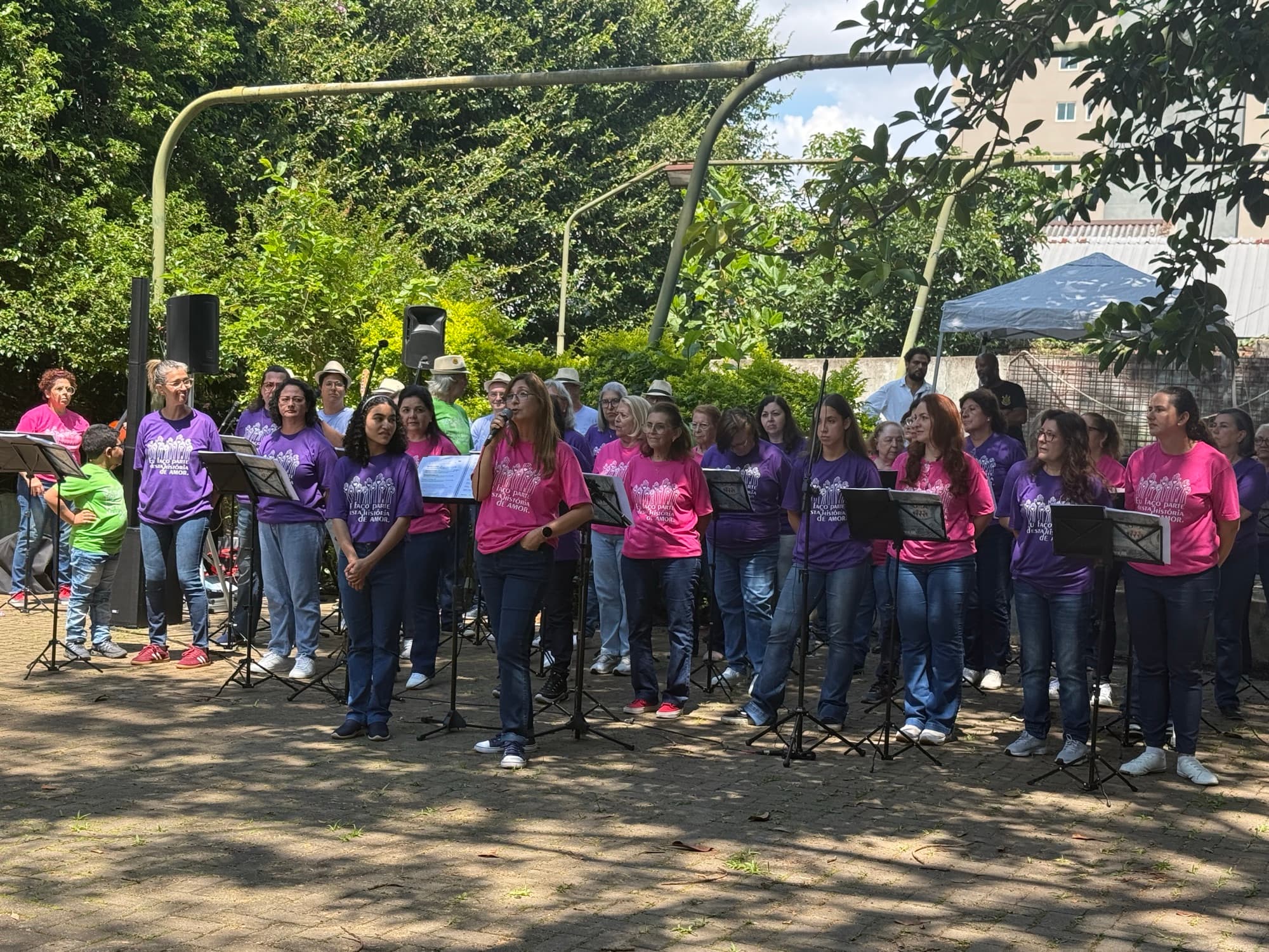 Coral Vozes do Caminho da Associação VEM cantando ao ar livre
